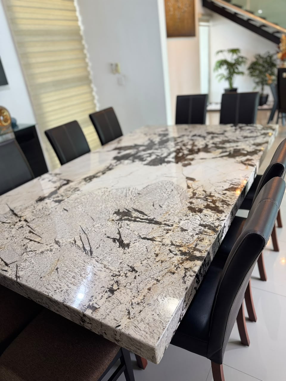 Mesa de comedor en granito