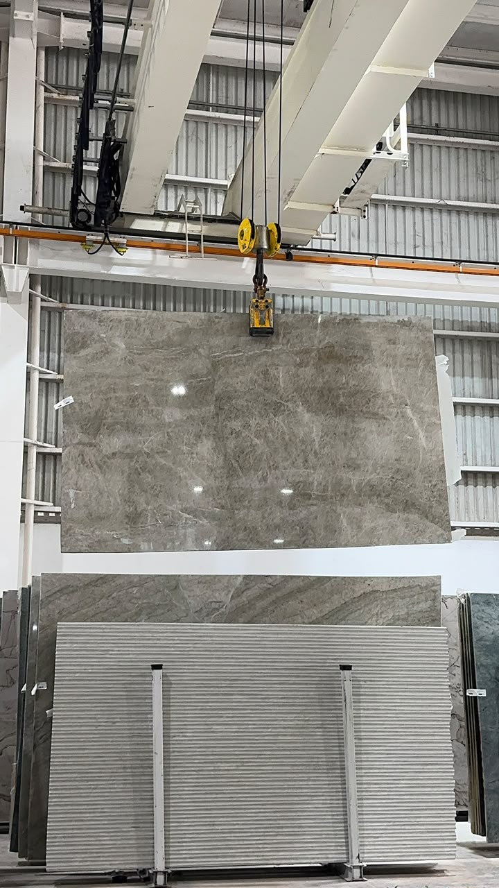Placa izada con grúa en bodega
